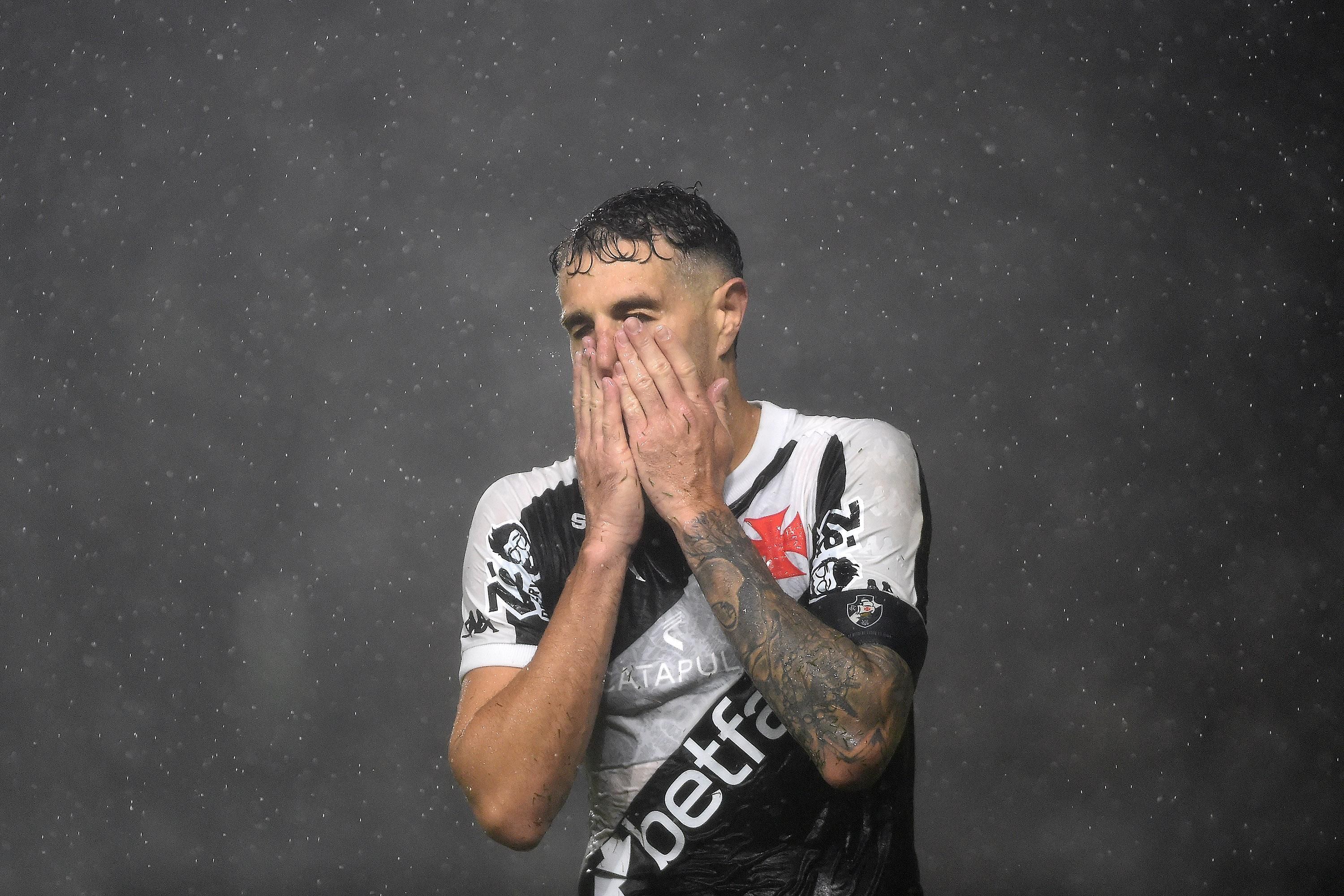 Vasco: Vegetti se emociona com eliminação e abre vantagem de gols na Copa do Brasil
