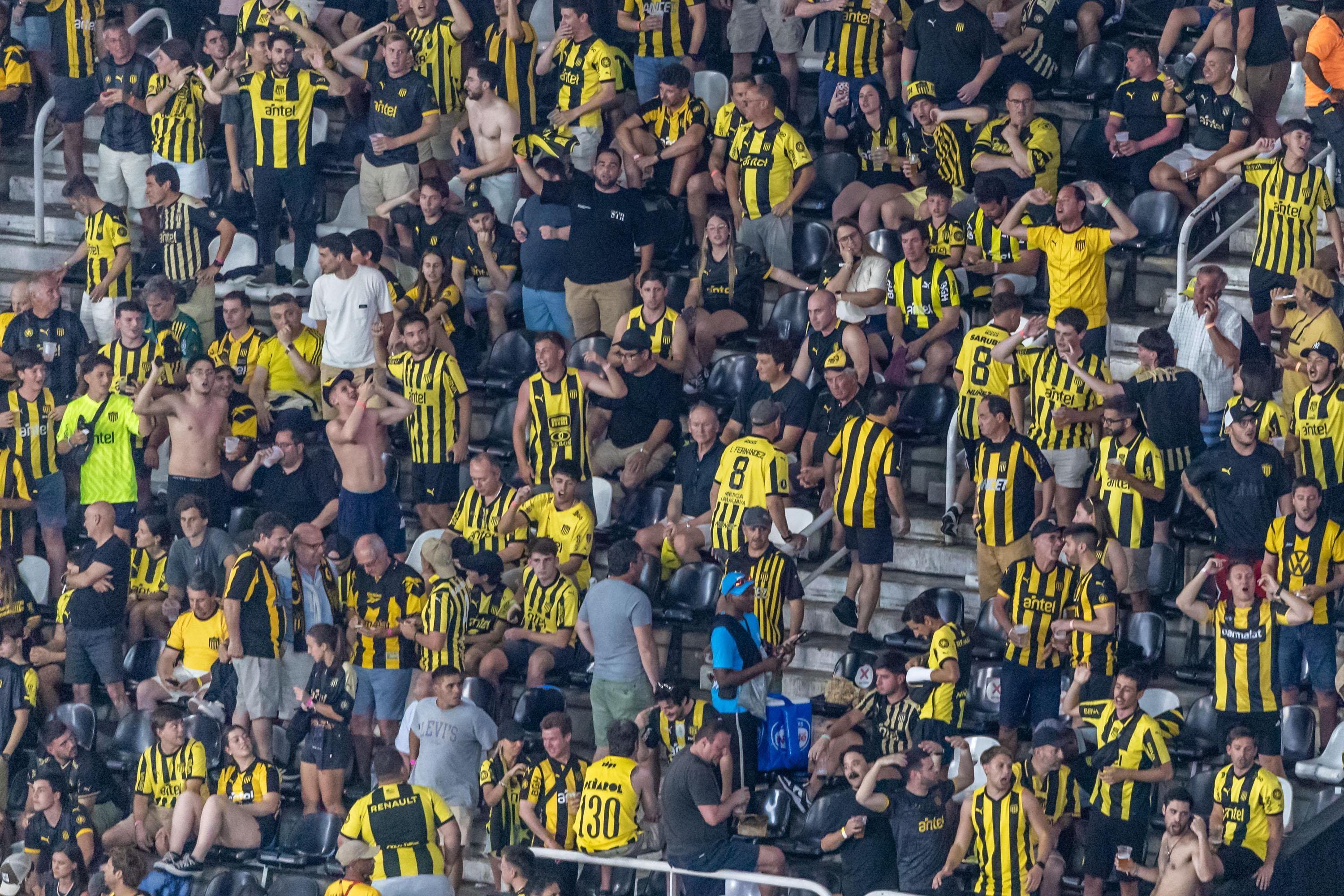 Torcedor do Peñarol faz gestos racistas em duelo contra o Botafogo