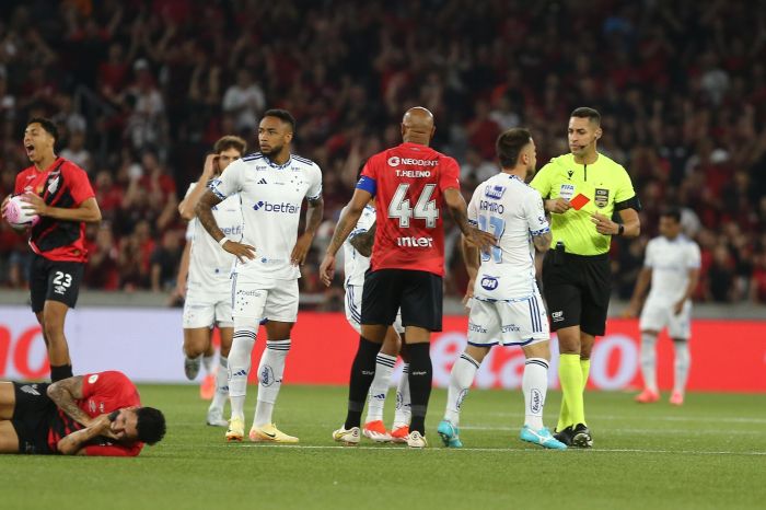 Rafa Silva, do Cruzeiro, foi expulso aos 3 segundos de jogo