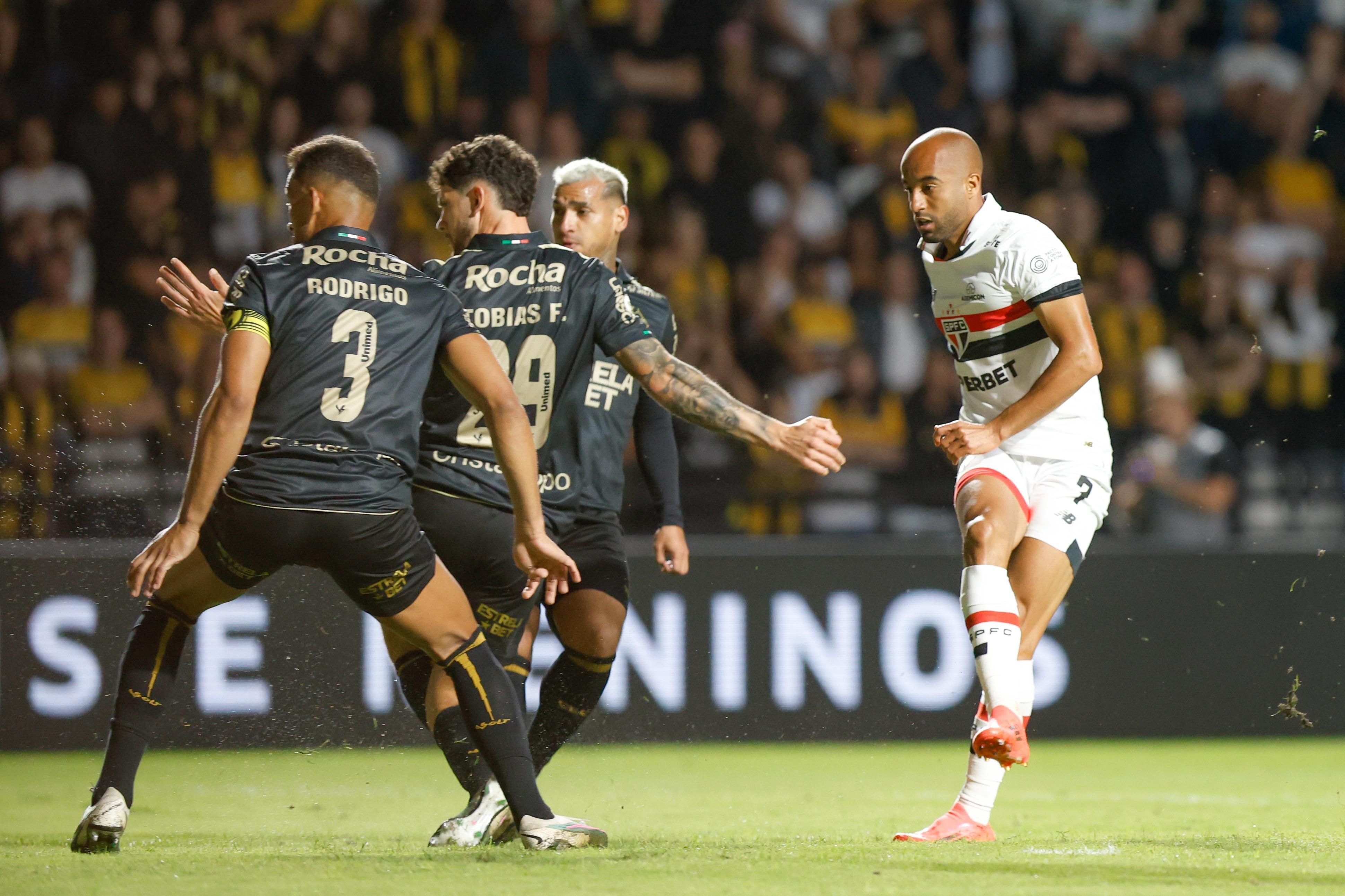 Criciúma e São Paulo empatam pelo Brasileiro em noite de falha bizarra e golaço