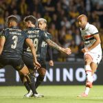 Criciúma e São Paulo empatam pelo Brasileiro em noite de falha bizarra e golaço