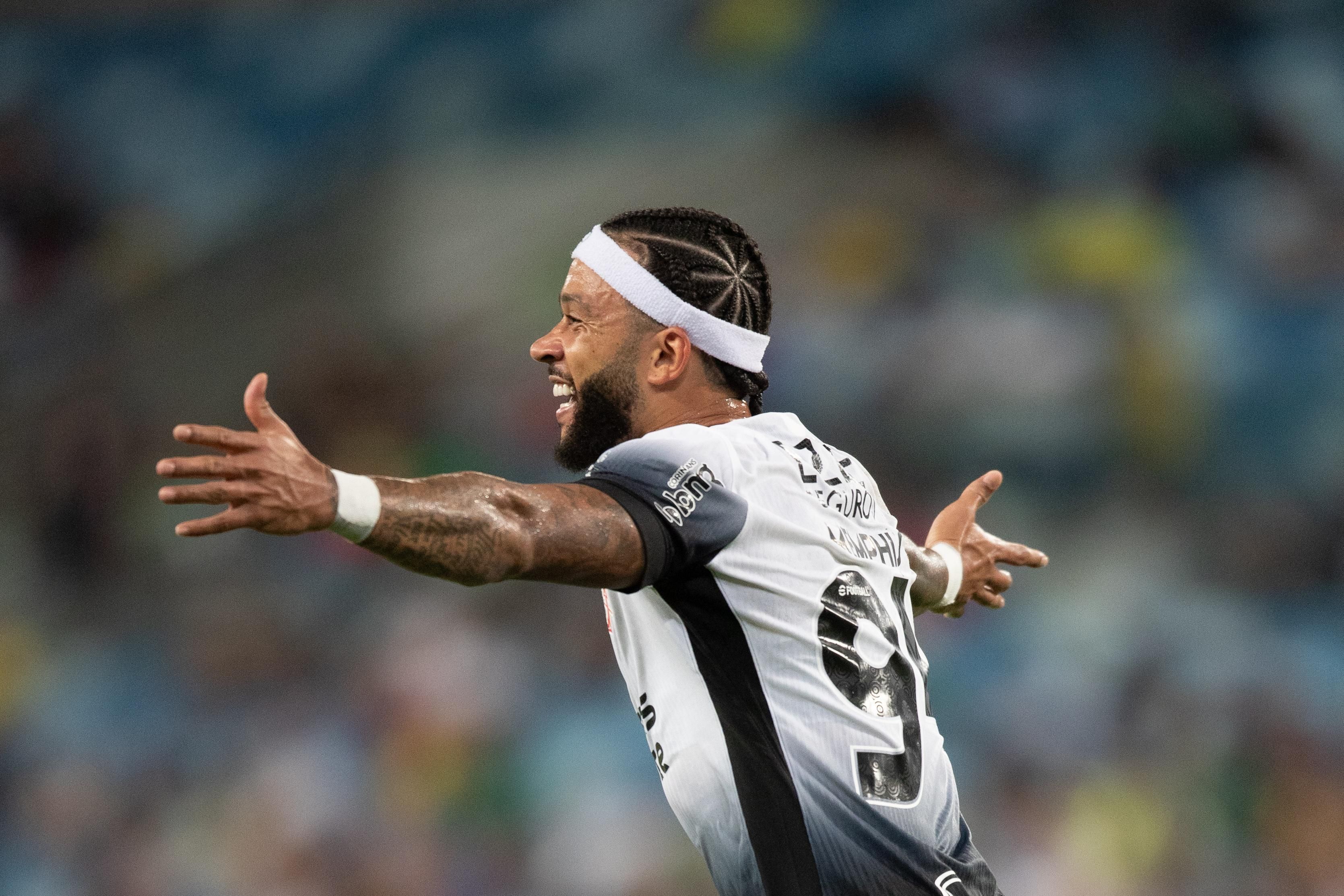 Memphis celebra Corinthians fora da zona e afirma: 'Orgulhoso desse time'