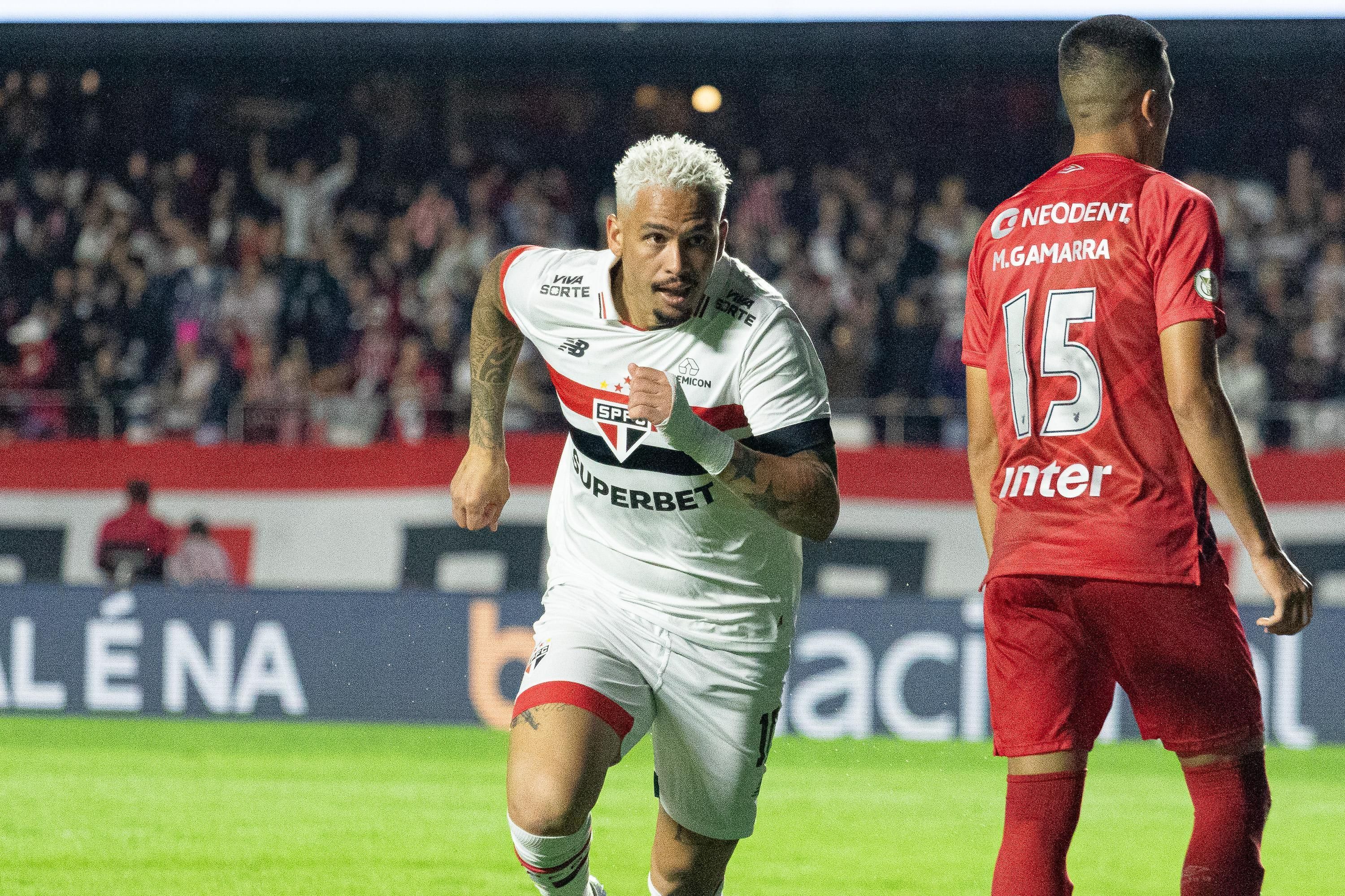 São Paulo marca no fim, vence o Athletico e encosta no G4 do Brasileirão