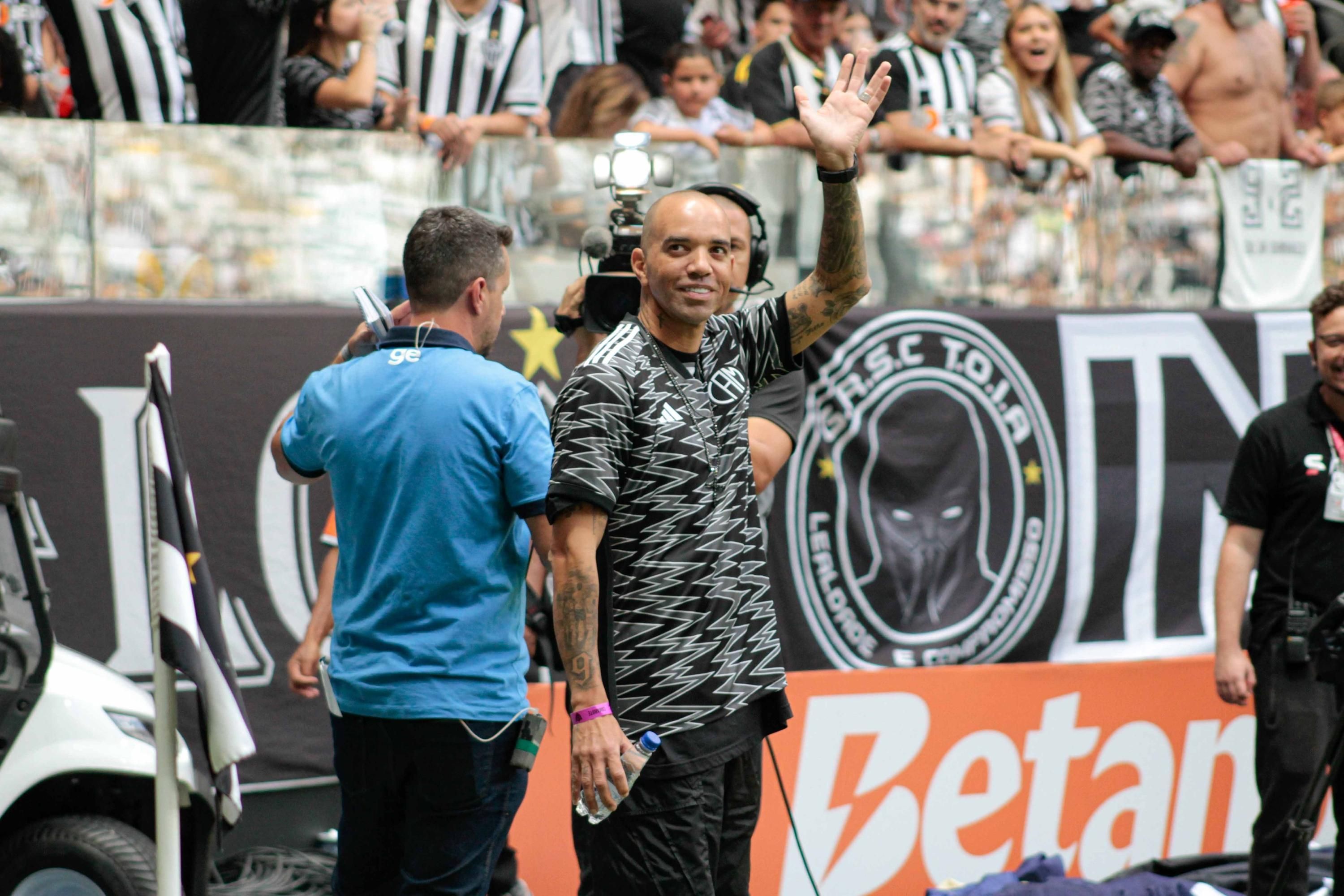Tardelli é ovacionado pela torcida atleticana antes de final contra Flamengo