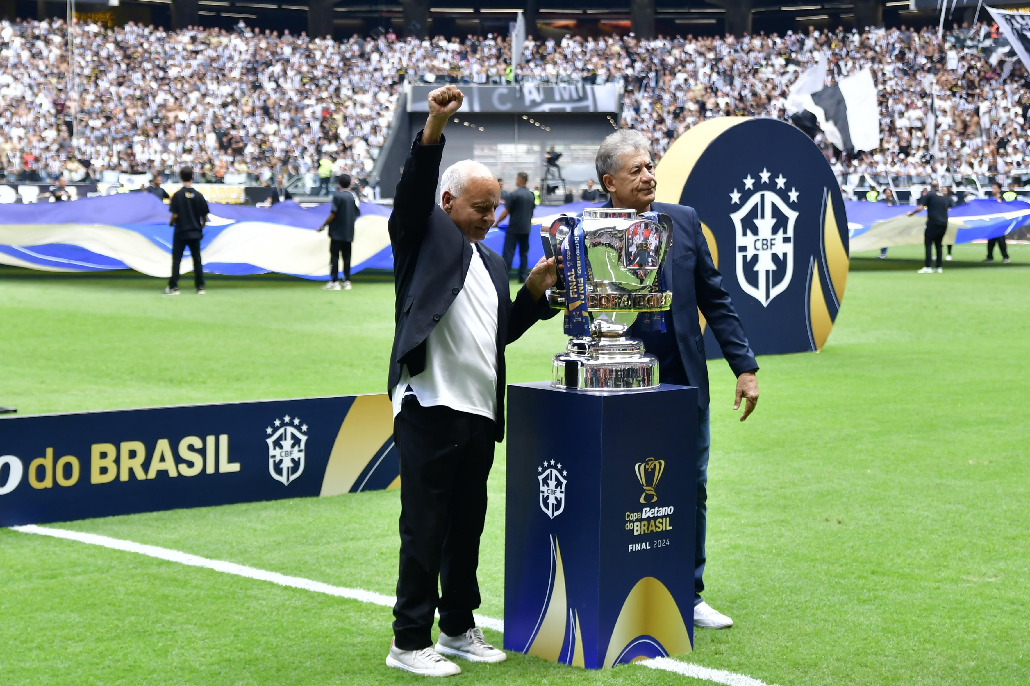 Ídolos de Atlético e Flamengo, Reinaldo e Nunes entram com taça na final da Copa do Brasil