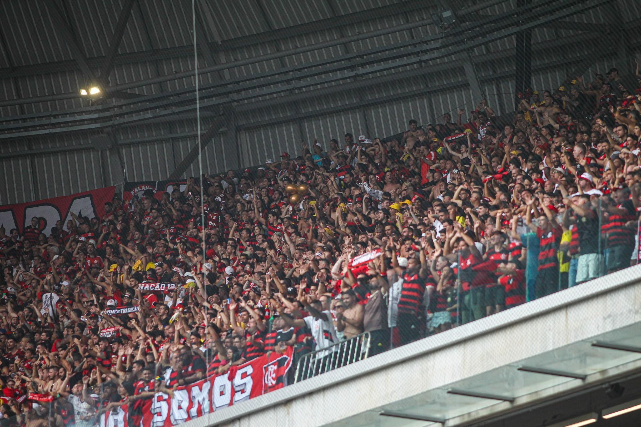 Torcida do Flamengo faz festa, provoca na Arena MRV e comemora penta da Copa do Brasil