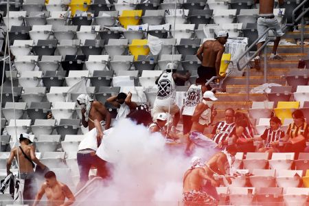 Bombas, gradis lançados no gramado e violência: Arena MRV vira palco de guerra após título do Flamengo