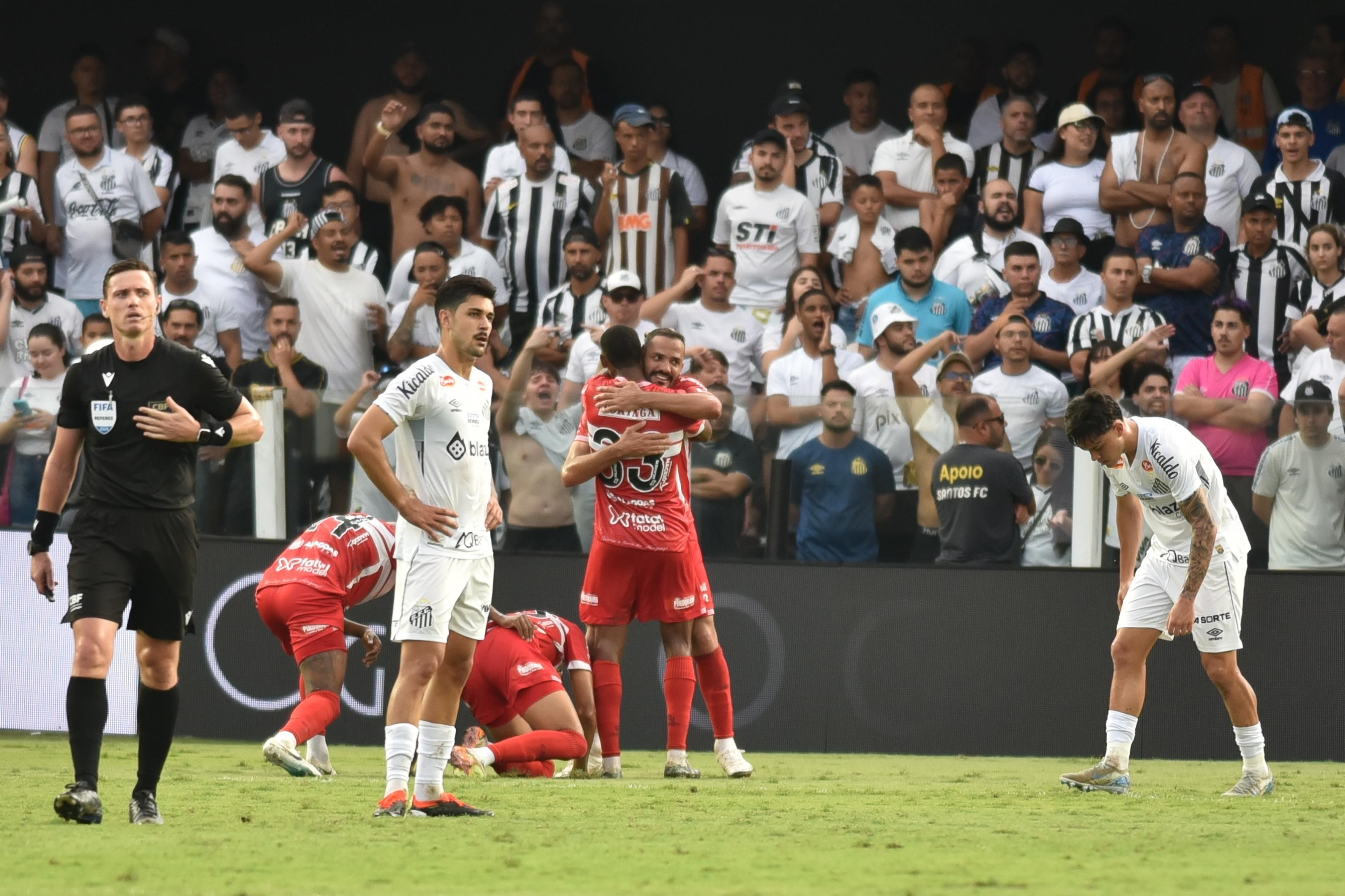 Com festa e protestos, Santos perde para CRB em 'jogo do título' da Série B