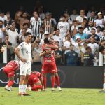 Com festa e protestos, Santos perde para CRB em 'jogo do título' da Série B