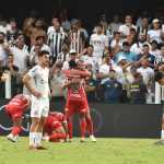 Com festa e protestos, Santos perde para CRB em 'jogo do título' da Série B