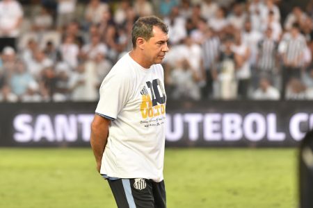 Fábio Carille durante premiação do Santos pelo título da Série B