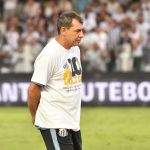 Carille é vaiado pela torcida do Santos durante premiação pelo título da Série B