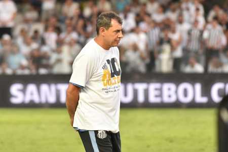 Fábio Carille durante premiação do Santos pelo título da Série B
