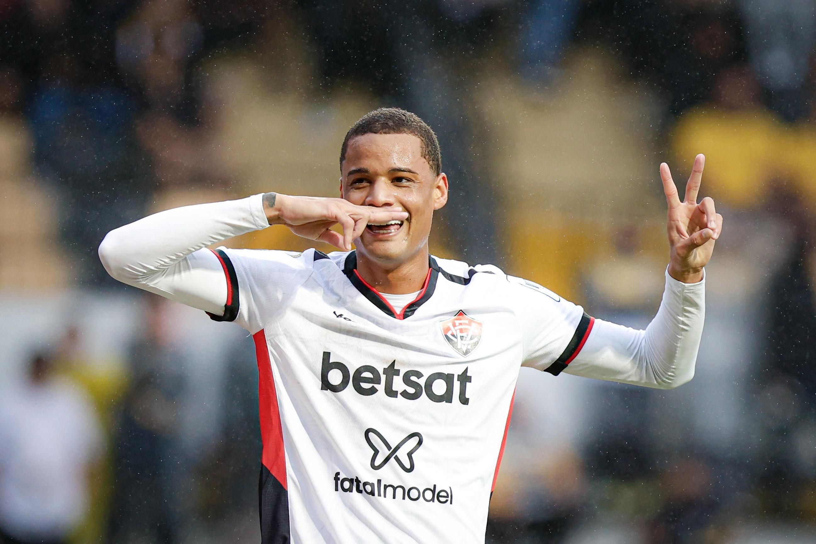 Vitória aproveita homem a mais, bate o Criciúma e se distancia do Z4 no Brasileirão