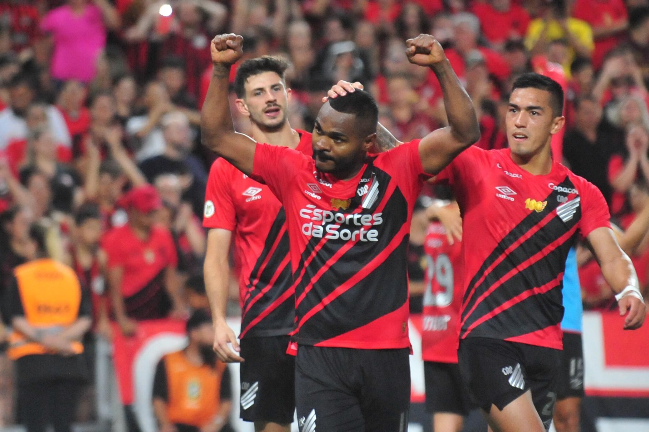 Jogador do Athletico usa camisa de patrocinador suspenso e marca no Brasileirão