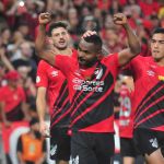 Jogador do Athletico usa camisa de patrocinador suspenso e marca no Brasileirão