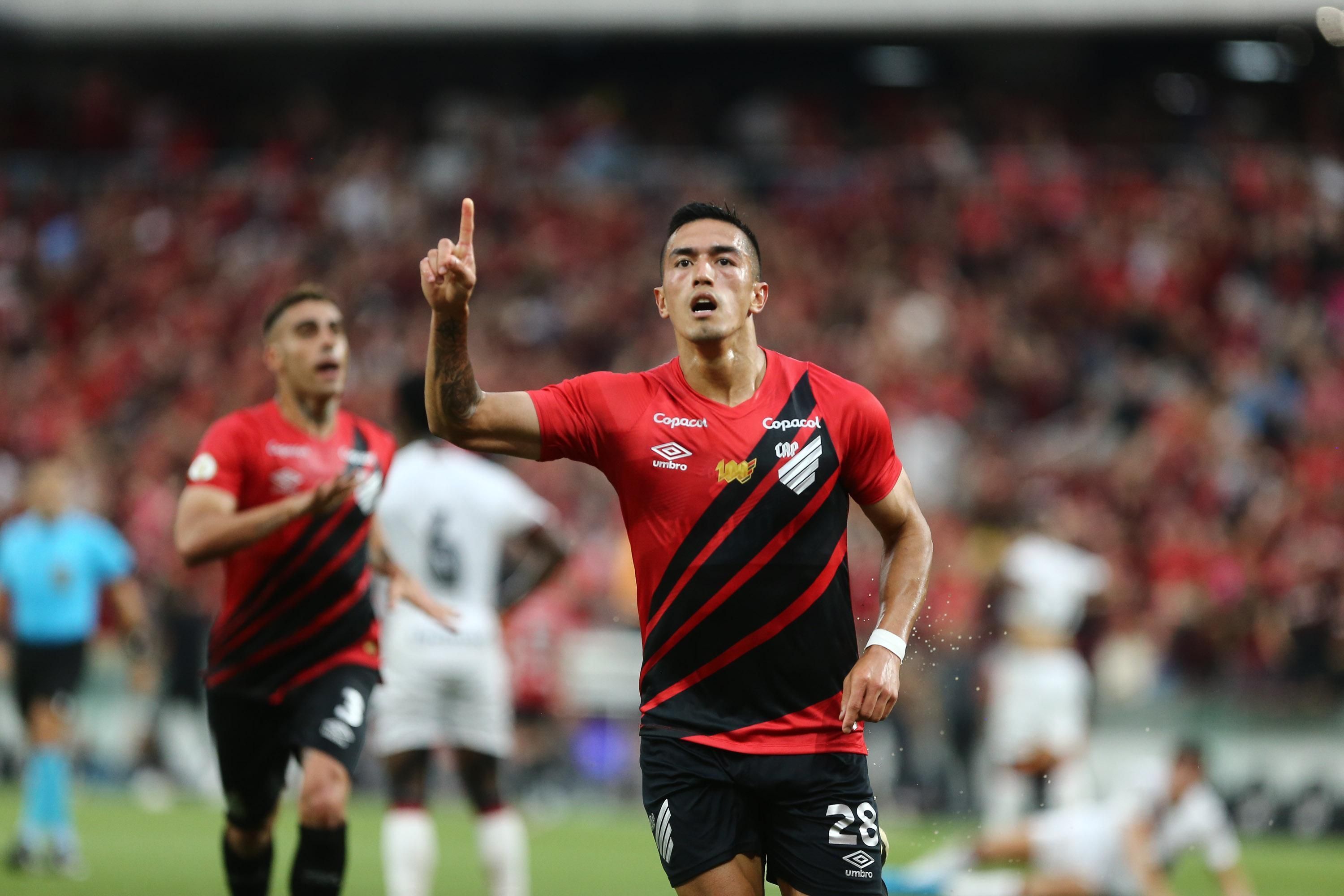 Em casa, Athletico-PR vence Atlético-GO e se afasta da zona de rebaixamento do Brasileirão