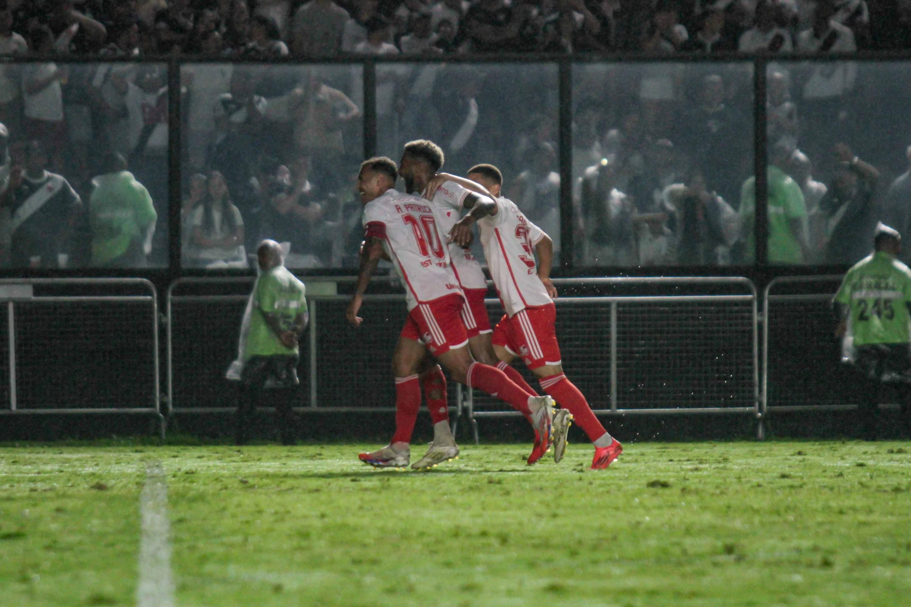 Inter vence o Vasco no Rio de Janeiro e segue sonhando no Brasileiro
