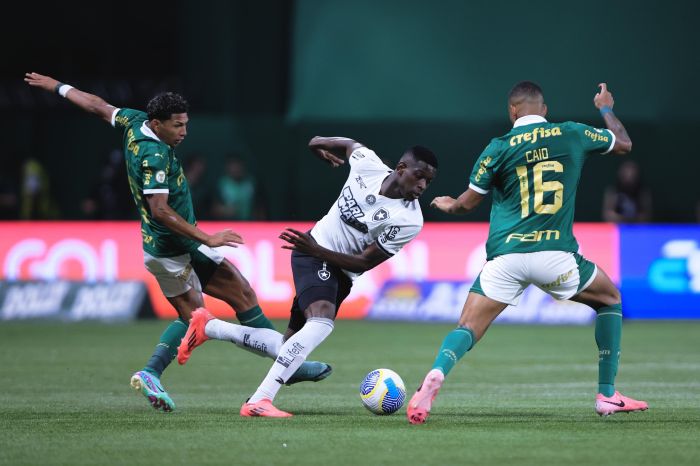 Rony e Caio Paulista disputam bola 