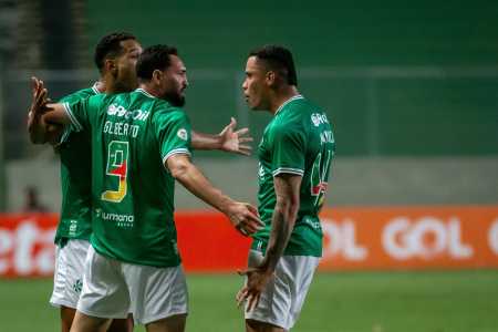 Jogadores do Juventude comemoram gol diante do Atlético pelo Brasileirão