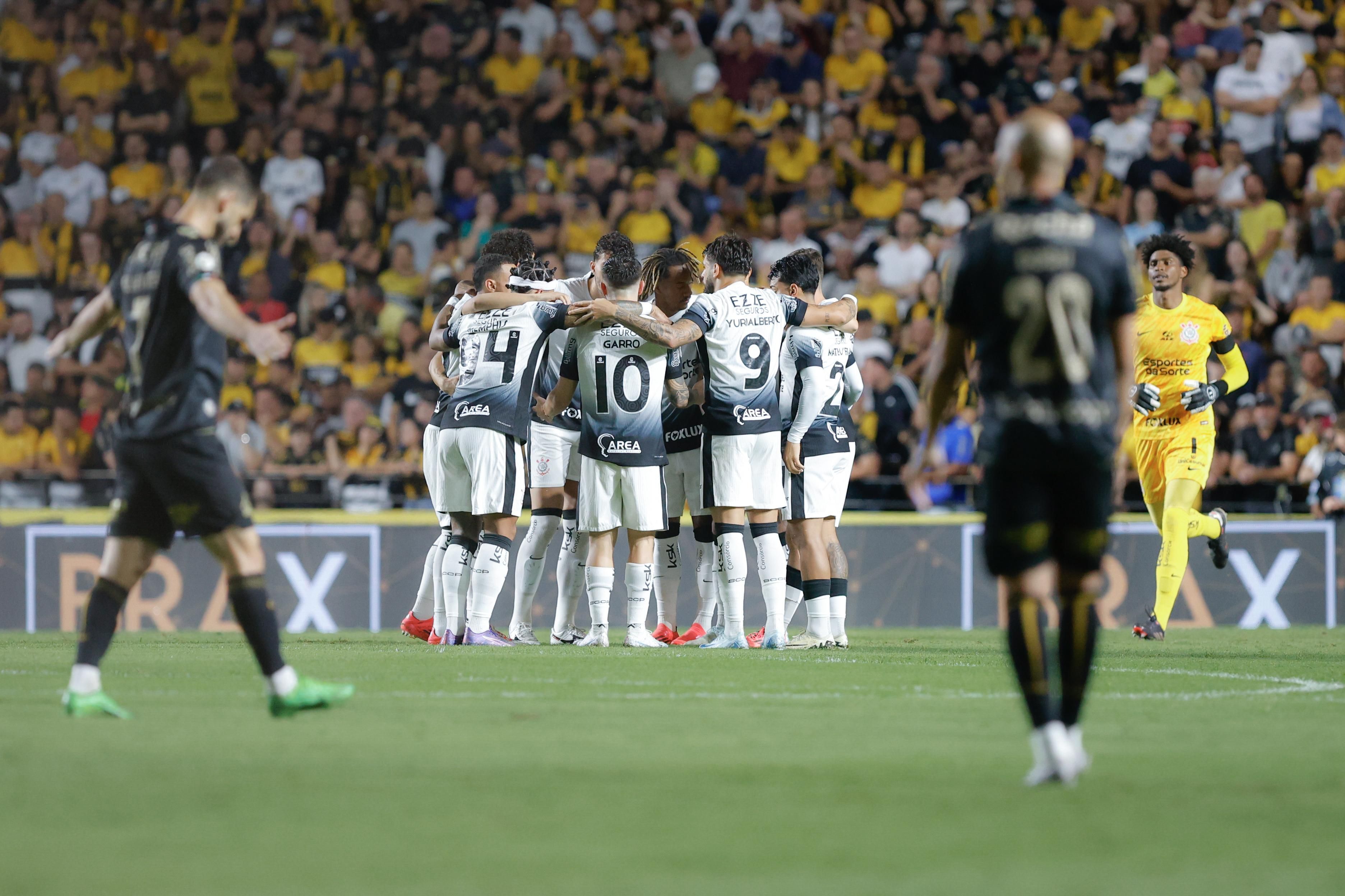 Corinthians vira sobre o Criciúma e embala sétima vitória seguida no Brasileiro