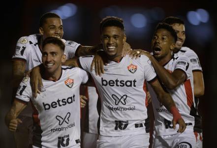 Vitória venceu o Fortaleza, no Barradão, e garantiu permanência na Série A