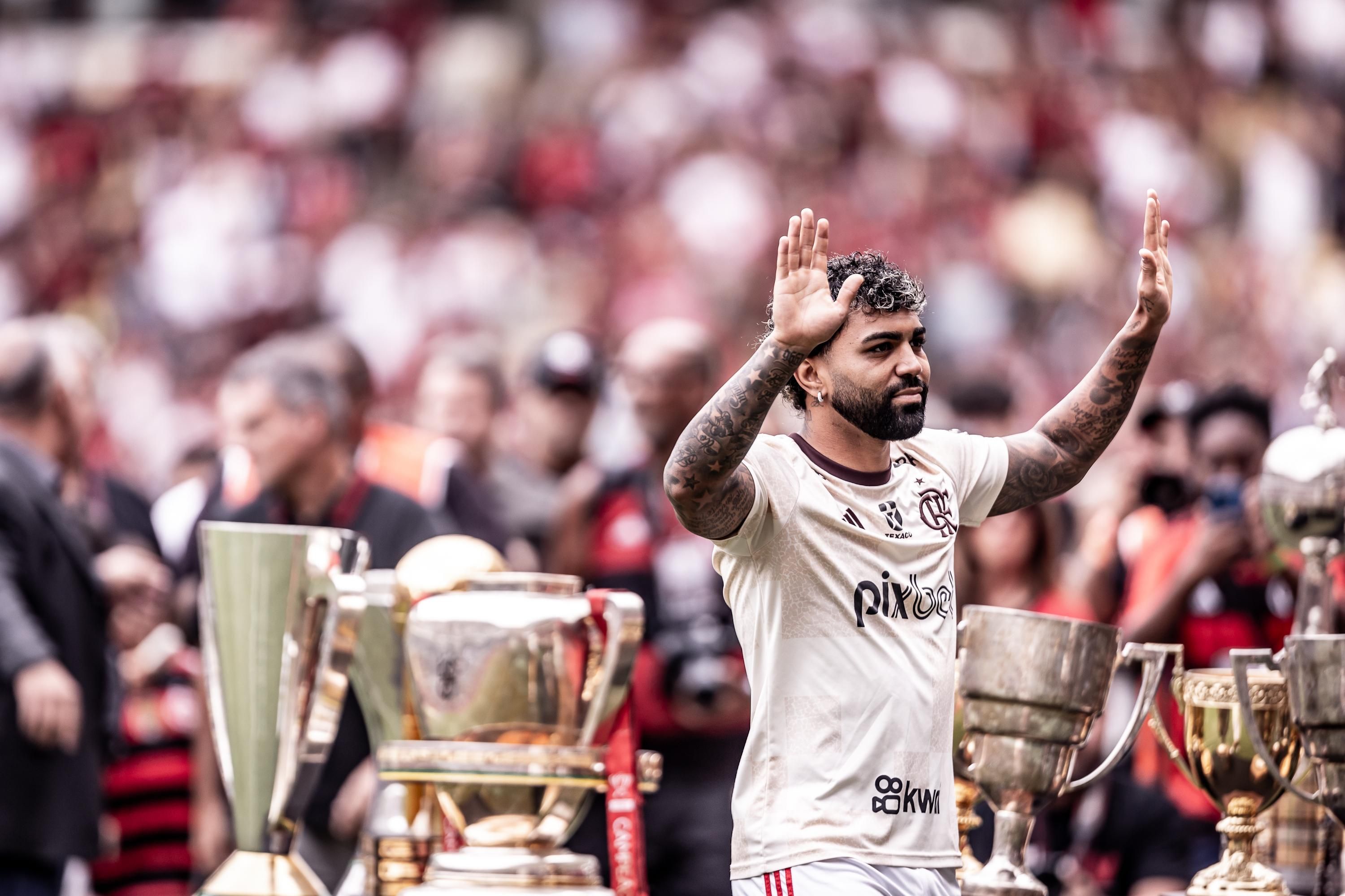 Mosaico, taças, placa e mais: Gabigol recebe homenagens em ‘última dança’ pelo Flamengo