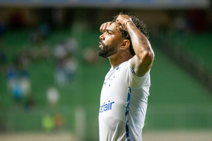 Gabigol fez três gols e mostrou o muque, levando a torcida do Cruzeiro ao delírio