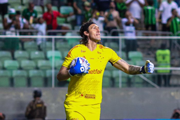 Cássio comemora defesa de pênalti em jogo entre Cruzeiro e América