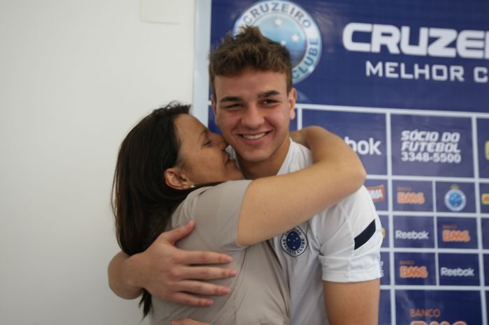 Gabriel, goleiro do Cruzeiro, com a mãe Marta Vasconcelos durante entrevista coletiva sobre convocação para a Seleção Brasileira, em agosto de 2010; o jovem de 17 anos substituiu Gomes, que sofreu uma lesão muscular