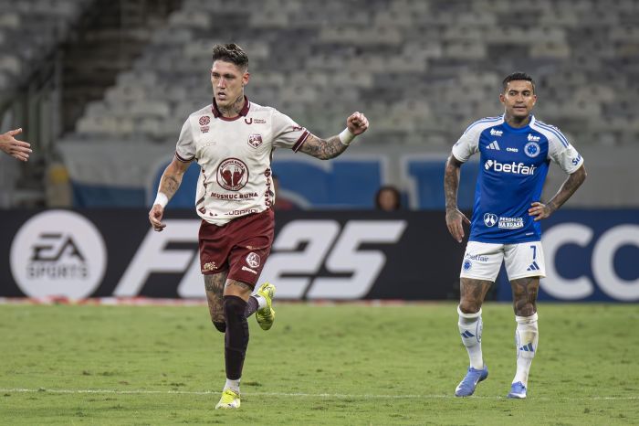 Bentaberry, do Mushuc Runa, comemora gol da vitória sobre o Cruzeiro
