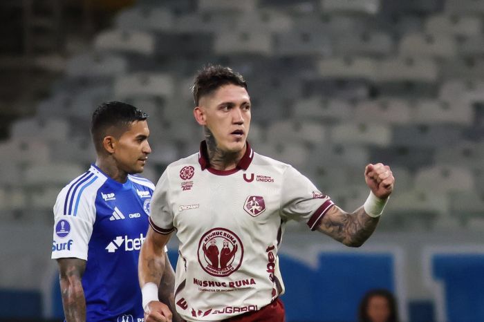 Bentaberry, do Mushuc Runa, comemora gol da vitória sobre o Cruzeiro Bentaberry, do Mushuc Runa, comemora gol da vitória sobre o Cruzeiro