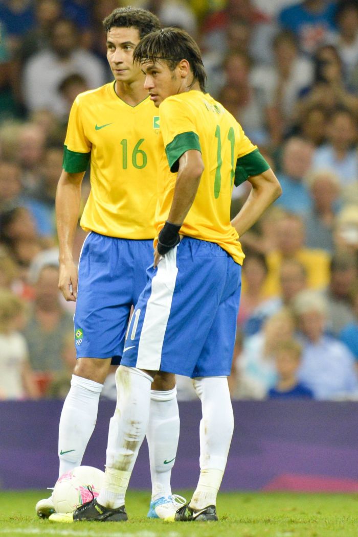 Ganso e Neymar, jogadores da Seleção Brasileira olímpica de futebol, durante partida contra o Egito, válida pela primeira rodada do Grupo C das Olimpíadas de Londres 2012, na Inglaterra.