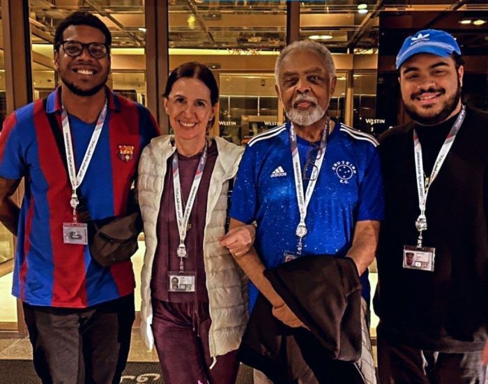 Gilberto Gil com a camisa do Cruzeiro na Copa do Mundo do Catar, em 2022