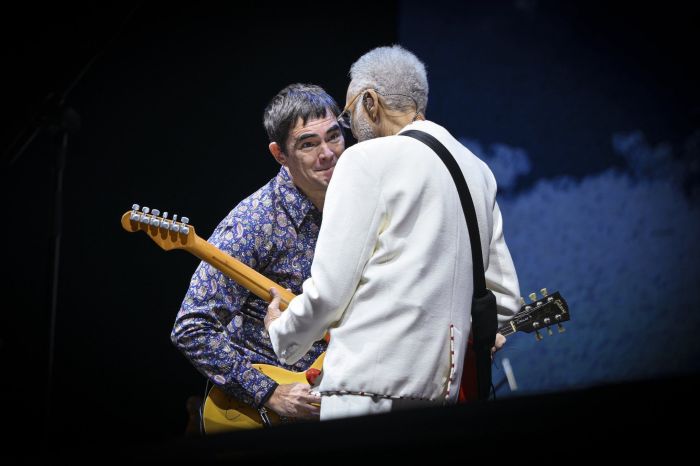 Dueto entre Samuel Rosa e Gilberto Gil no Mineirão