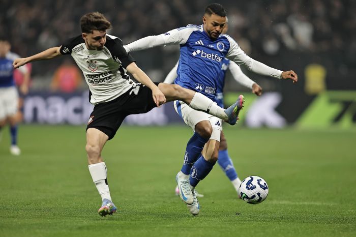 Wanderson, do Cruzeiro, disputa bola com Breno Bidon, do Corinthians, durante jogo pelo Brasileirão Wanderson, do Cruzeiro, disputa bola com Breno Bidon, do Corinthians, durante jogo pelo Brasileirão