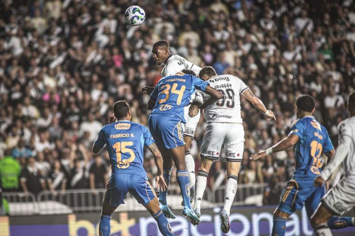 Rayan, do Vasco, cabeceia para marcar primeiro gol do Vasco contra o Cruzeiro em São Januário Vasco x Cruzeiro - Campeonato Brasileiro 2025