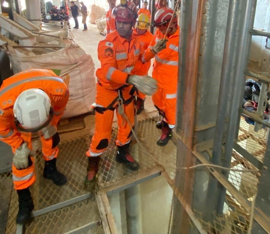 Bombeiros resgatam trabalhador que caiu em fosso de elevador de grãos
