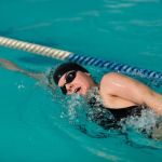 Natação ou corrida? Estudo sugere qual atividade é melhor para o coração