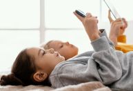 Indonésia proíbe redes sociais para menores de 16 anos, impactando quase 70 milhões de jovens