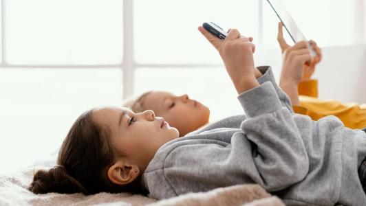 criancas celular redes sociais