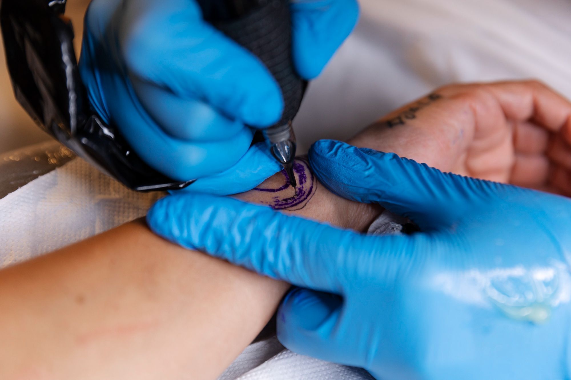 Tatuadora é condenada a indenizar cliente em R$ 3 mil por erro de ortografia: 'lembraça'