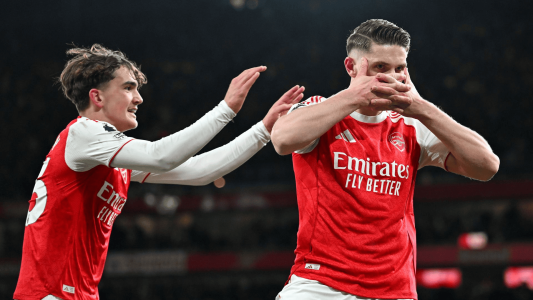 Dowman e Gyokeres comemoram gol do Arsenal