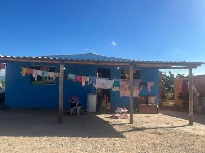 Com mais de dez casas no local, cerca de 16 famílias vivem no território do acampamento cigano em Ibirité