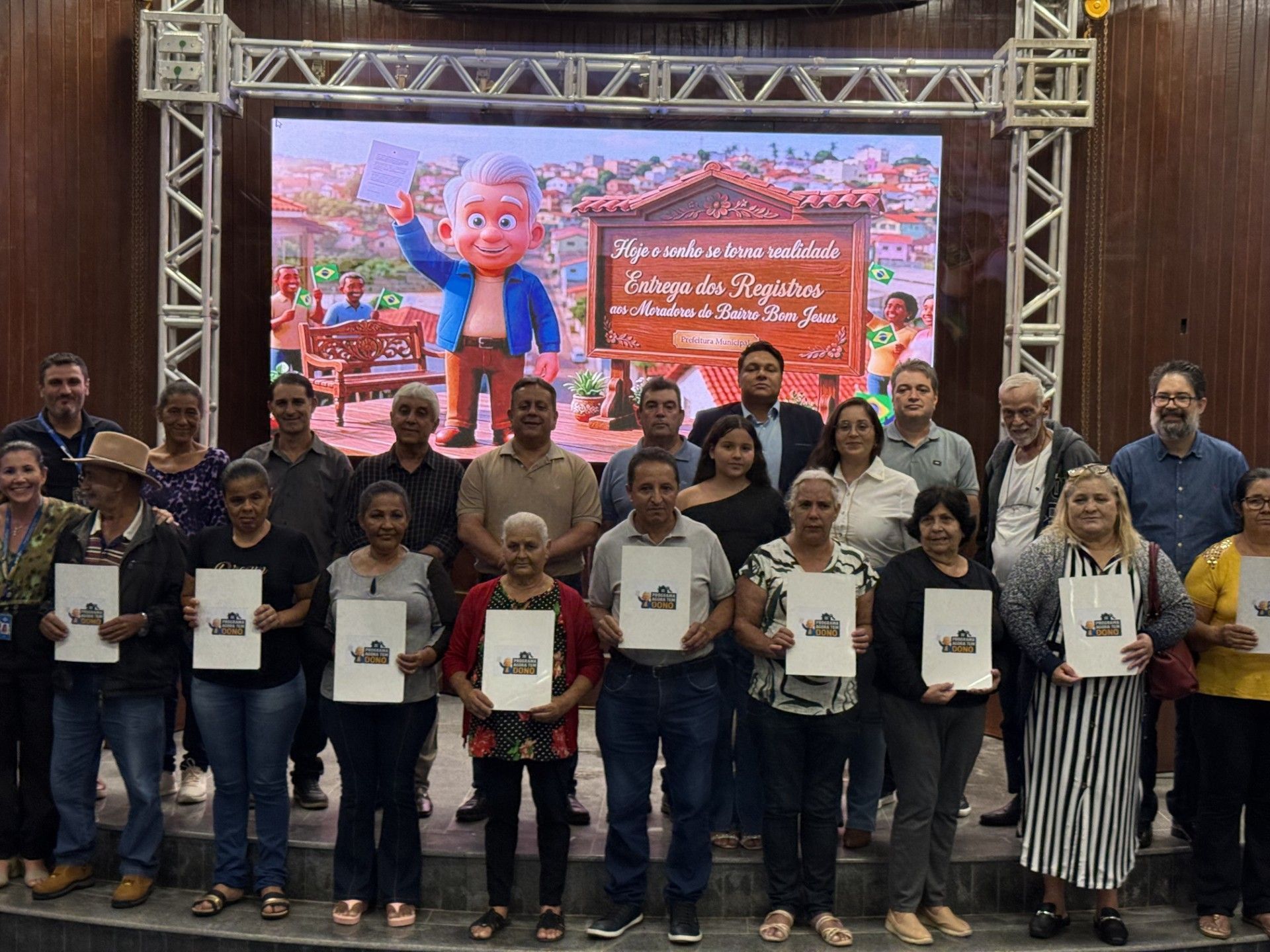 Monte Belo entrega escrituras para famílias de dois bairros