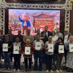 Monte Belo entrega escrituras para famílias de dois bairros
