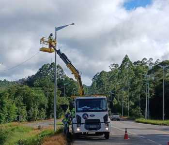 Segundo a diretora executiva da concessionária, Érica Kawatake, a iluminação é uma entrega concreta para prevenir acidentes e preservar vidas.