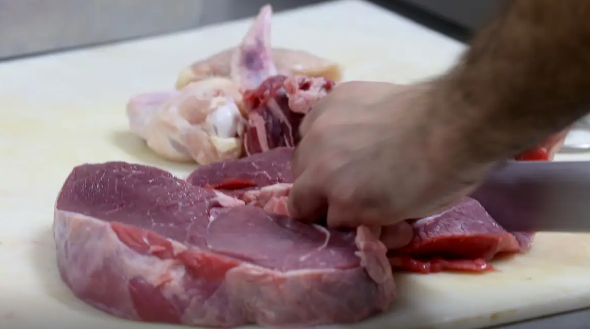 Preço da carne dispara e pressiona inflação no mês de novembro, aponta IBGE