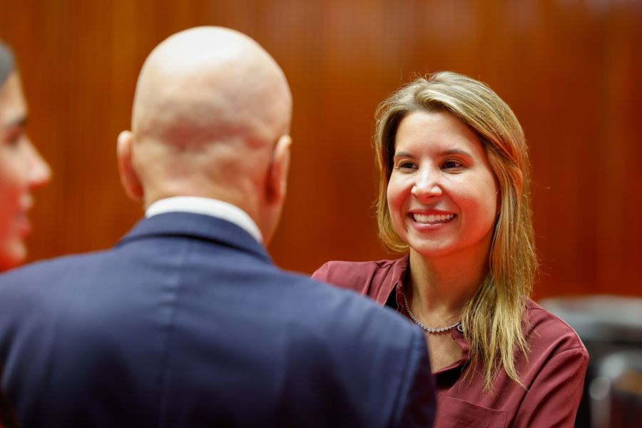 Após Lud Falcão deixar posto, Carol Caram assume vice-liderança de governo