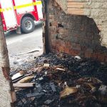 Bombeiros combatem incêndio em depósito de recicláveis em Pouso Alegre